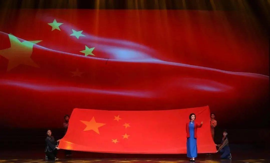 小红计划在学校测量气温，应该选在a教室里还是b操场上还是c大树下更为准确？游戏画面